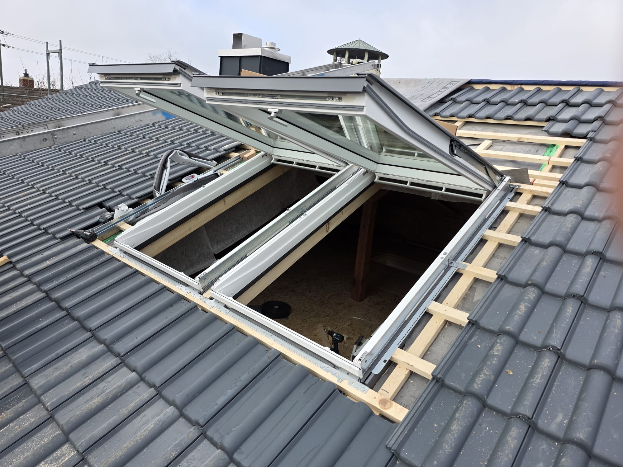 Rundes Dachfenster mit Metalleinfassung