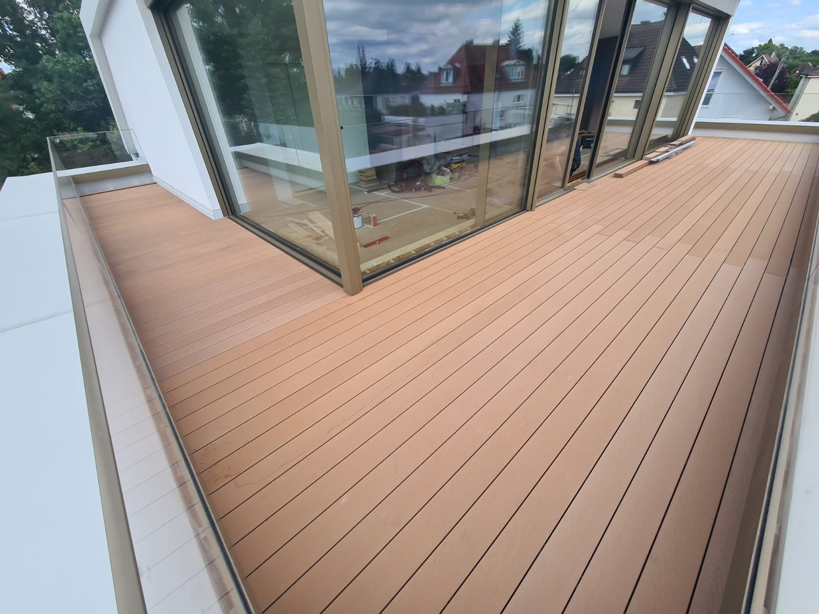 Dachterrasse mit Holzbelag und Glasfront