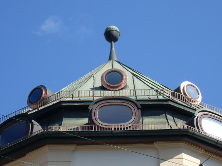 Turm mit runden Fenstern und Metalleinfassung